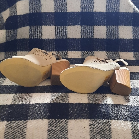 Cream colored high heels - Picture 3 of 4